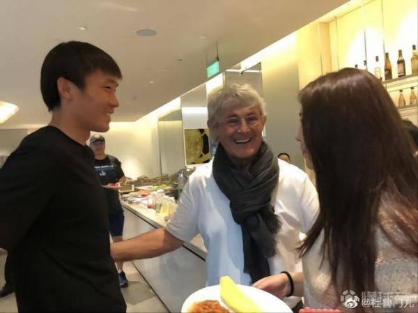 杜威晒与米卢合影_杜威晒与米卢合影直播_杜威晒与米卢合影录像回放