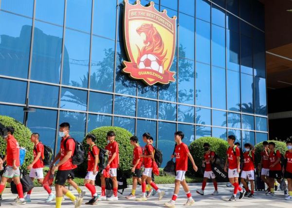 16岁怎么进入足球俱乐部（普通人怎么进足球俱乐部）