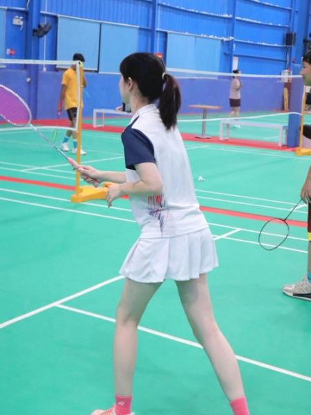 女孩学网球还是羽毛球（女孩适合打网球还是羽毛球）