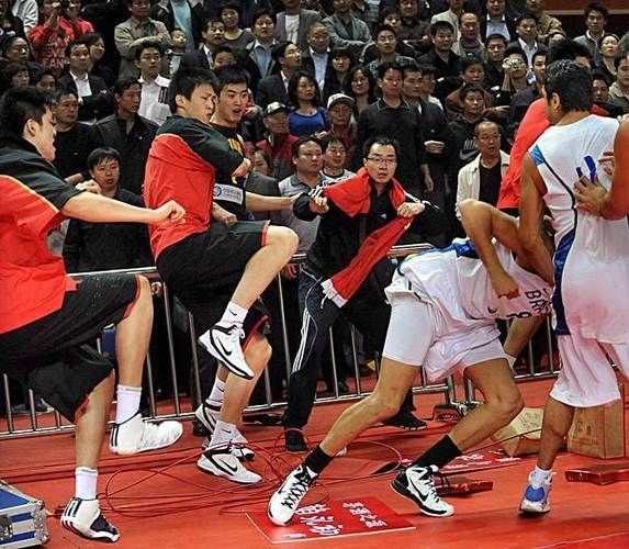 巴西男篮和中国男篮打架斗殴（中国男篮和巴西队打架视频）