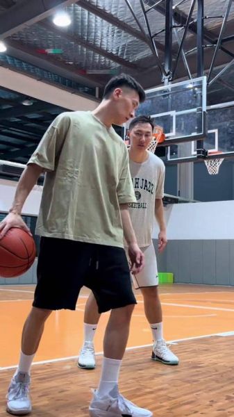 篮球过人招式教学视频（篮球最实用的过人招式视频）