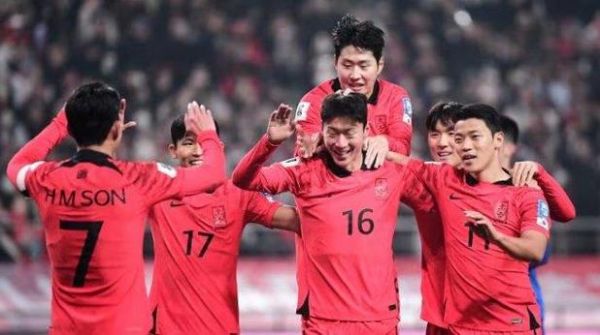 国足对韩国，国足对韩国将身穿白色球衣