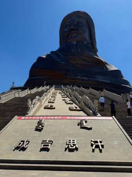 哈格尔，哈格尔山上的成吉思汗雕像