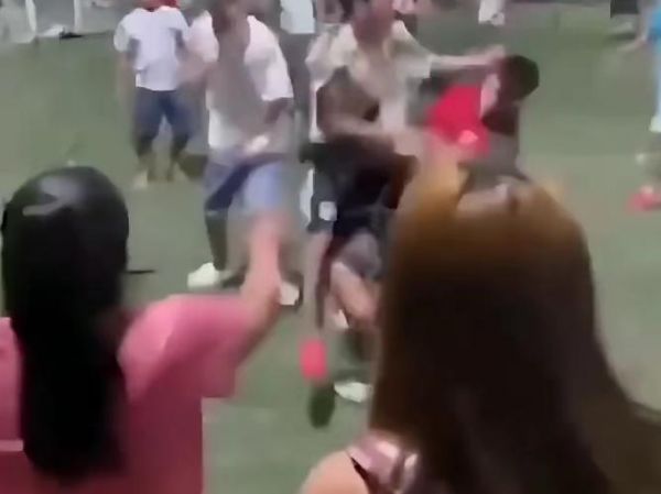 球员被球击中身亡，球员被球迷枪杀