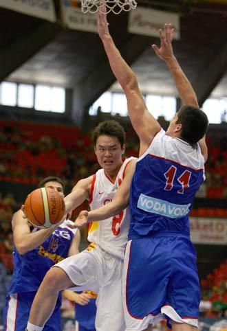 04年雅典奥运会中国男篮，04年雅典奥运会中国男篮对塞黑