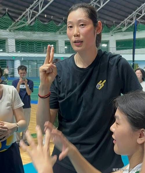 中国女子排球队，中国女子排球队主教练是谁