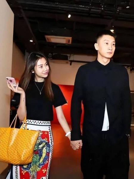 中国男篮孙悦现在妻子是谁，男篮孙悦生活照