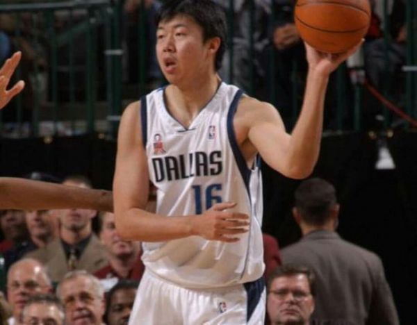 王治郅nba选秀视频，王治郅在nba选秀大会上作为状元秀