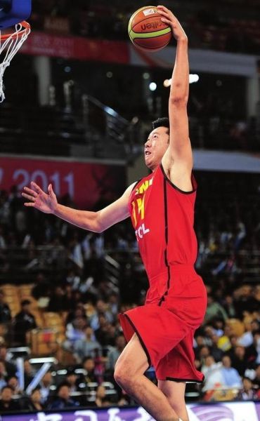 王治郅nba选秀视频，王治郅在nba选秀大会上作为状元秀