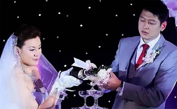 莫科周雅菲 一家三口，篮球莫科求婚周雅菲视频