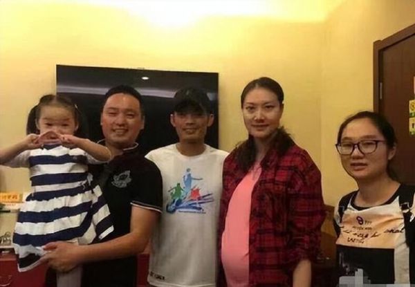 谢杏芳第一任老公是谁，谢杏芳当年怎么处理的