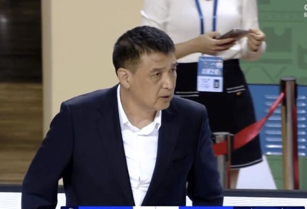 闵鹿蕾裁判对我们有利，闵鹿蕾怒斥球员视频